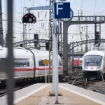 ICEs fahren in Bahnhof ein