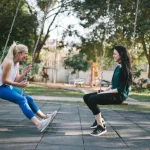 Zwei Frauen auf Schaukeln