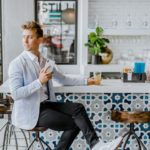 Junger Mann im Café