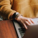 Frau tippt auf Laptop