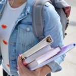 Junge Frau mit Unterlagen