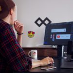 Junger Mann am PC