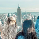 Junge Frauen auf dem Rockefeller Center