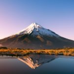 Mount Taranaki spiegelt sich im See