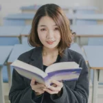 Asiatische Studentin mit Buch