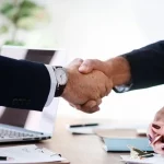Männer geben sich Hand