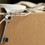 Karton mit Schlüssel dran